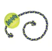 KONG Airdog Squeaker Ball M - sípolós köteles teniszlabda